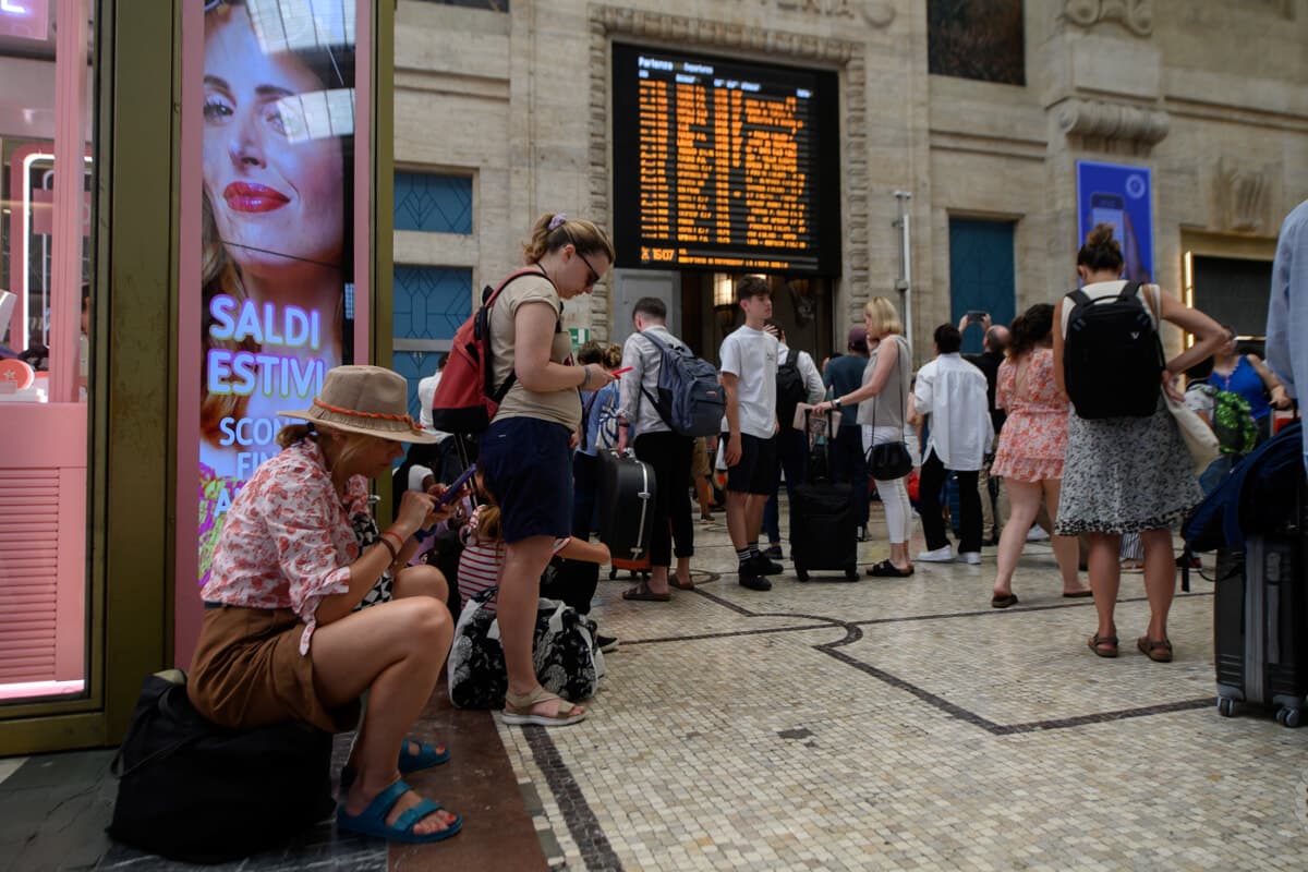 Diversi treni per Milano sono fermi (o in ritardo) per un vasto incendio