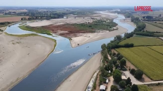 Le impressionanti immagini del Po in secca, riprese da un drone: il livello dell'acqua è ai minimi