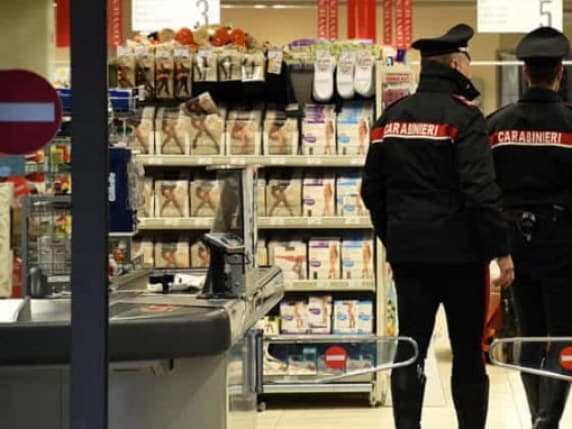 Varese, diciottenne rapina supermercato nel giorno del suo compleanno: arrestato mentre tenta la fuga
