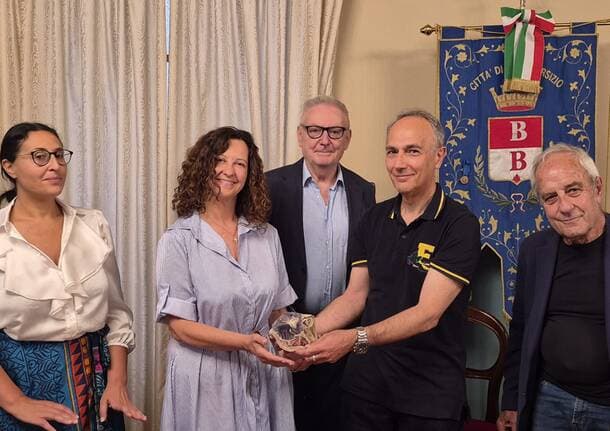 Busto Arsizio - L’arte unisce tessile e territorio, Confapi dona un minitessile a Palazzo Mariani Cicogna - Archivio - Varese News