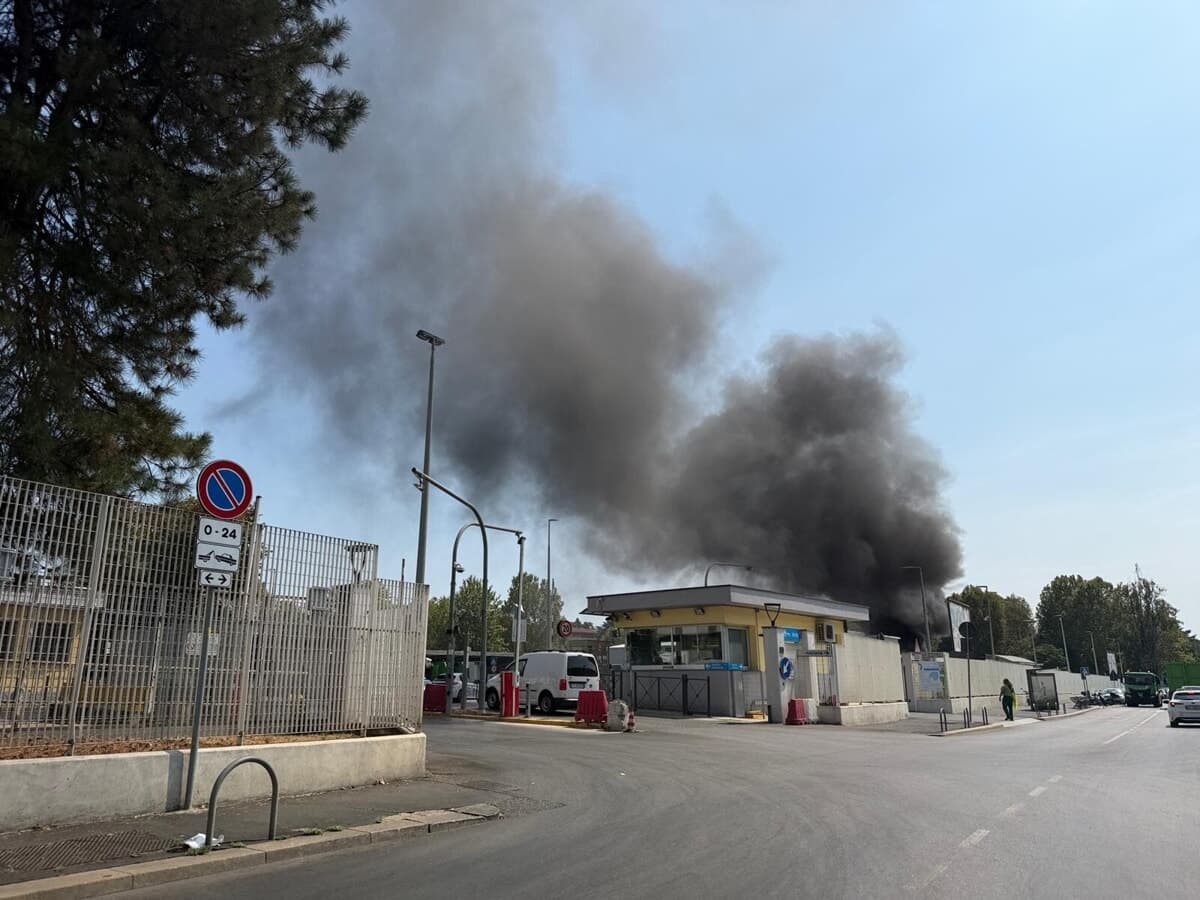 Incendio a Milano, fiamme in una ricicleria di A2a