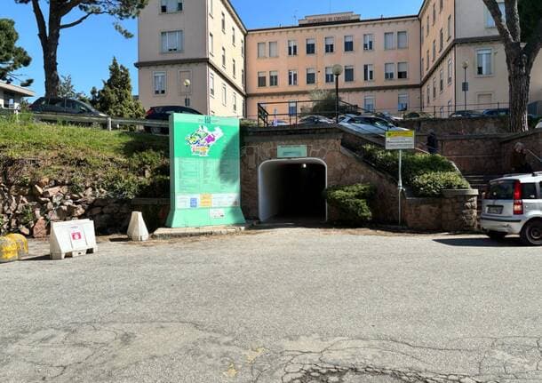 Varese - Rotto l’ascensore del padiglione centrale all’ospedale di Varese: gravi disagi per i pazienti in barella -  - Varese News