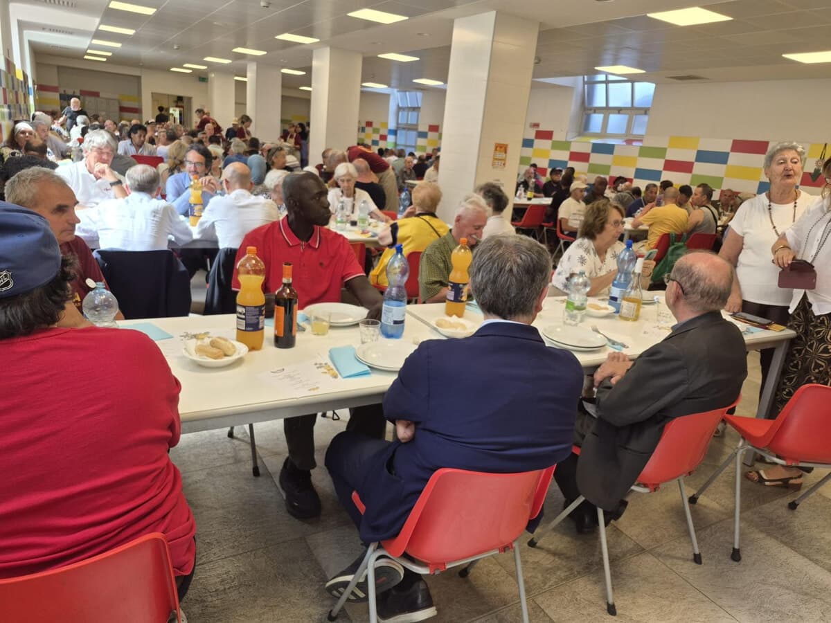 La tavola per 200 persone nel cuore di Milano deserta: il Ferragosto insieme a chi non ha una casa