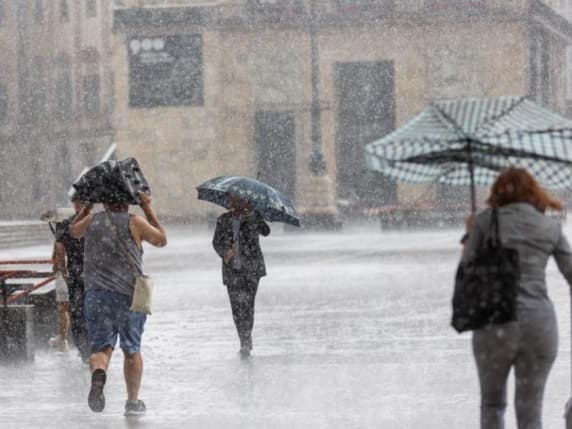 Milano, allerta arancione per temporale violento, rischio downburst. Raffiche di vento fino a 90 km/h, chiusi tutti i parchi