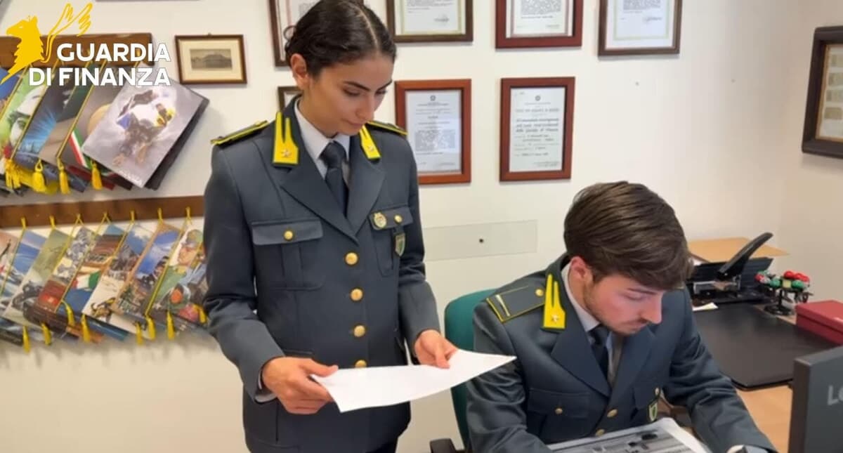 Frode Iva da 33 milioni su vestiti importati dalla Cina: arrestata coppia a Milano