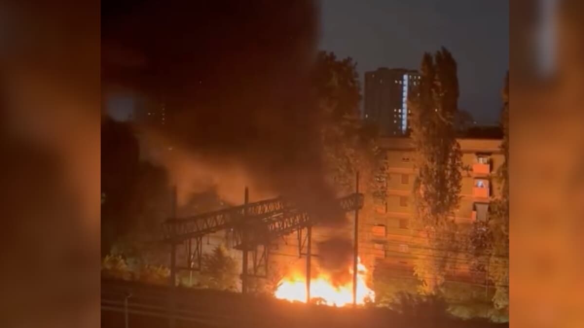 Incendio in strada a Milano, lingue di fuoco alte tre metri e alta colonna di fumo nero