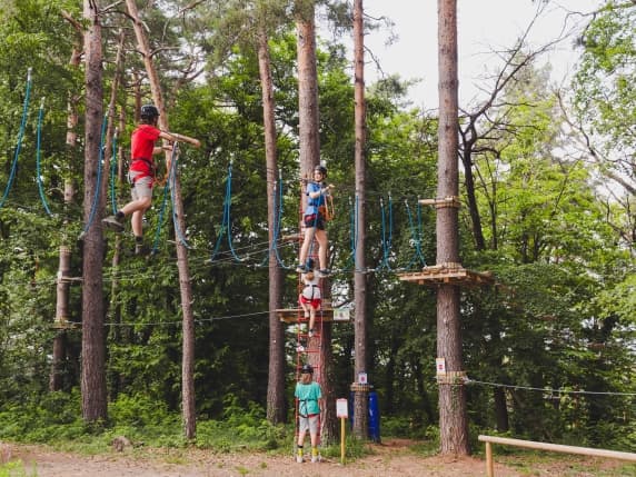 Parchi avventura, dove andare ad agosto per chi resta nei dintorni di Milano. Tra acrobazie e percorsi vita, le attività per tutta la famiglia