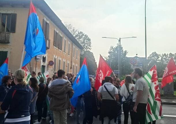 Saronno - Né numeri né percentuali”: la rabbia dei lavoratori Barco di Saronno dopo l’annuncio del trasferimento in Cina - Archivio - Varese News