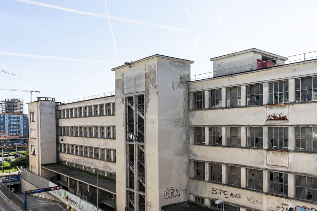 Che fine ha fatto l'ex fabbrica farmaceutica (abbandonata da 30 anni) che doveva diventare un condominio di lusso