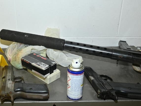 Nova Milanese, in garage nascondeva un arsenale: mitragliatrice, pistole, fucile a canne mozze. Arrestato 43enne