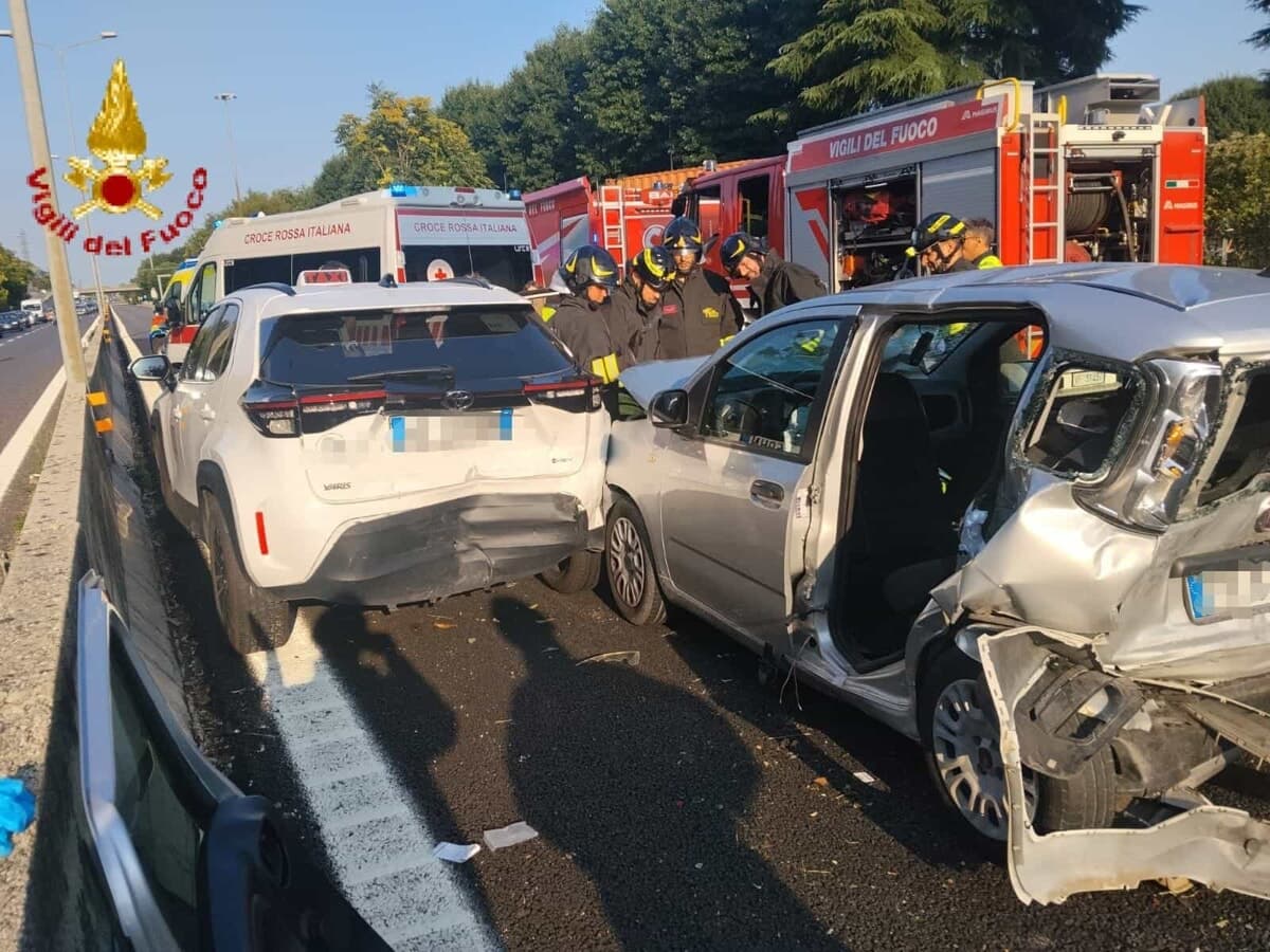 Incidente sulla Statale, carambola tra cinque auto: un ferito grave
