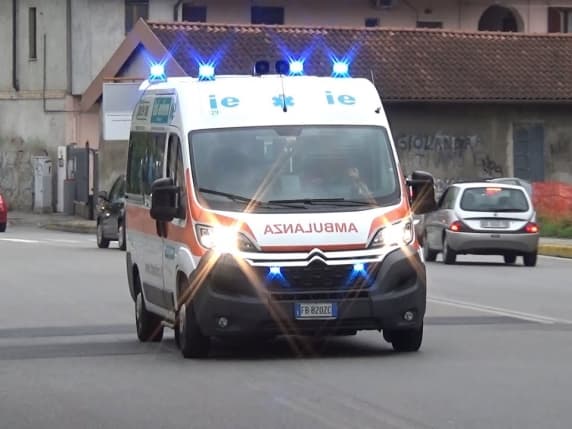 Incidente sull'A21 Torino-Piacenza, 65enne perde il controllo della moto, va a sbattere contro il guardrail e muore sul colpo