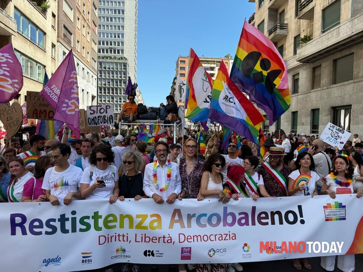 Parigi e Lione rinviano il Pride per il caldo record: cosa succede ora a Milano