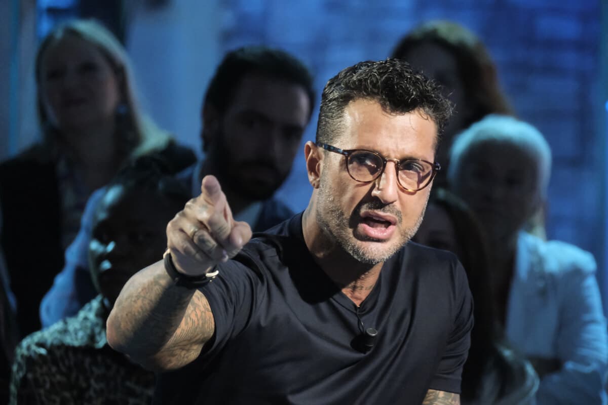 Fabrizio Corona fermato senza patente a Milano: il retroscena su Stefano De Martino e l'inseguimento