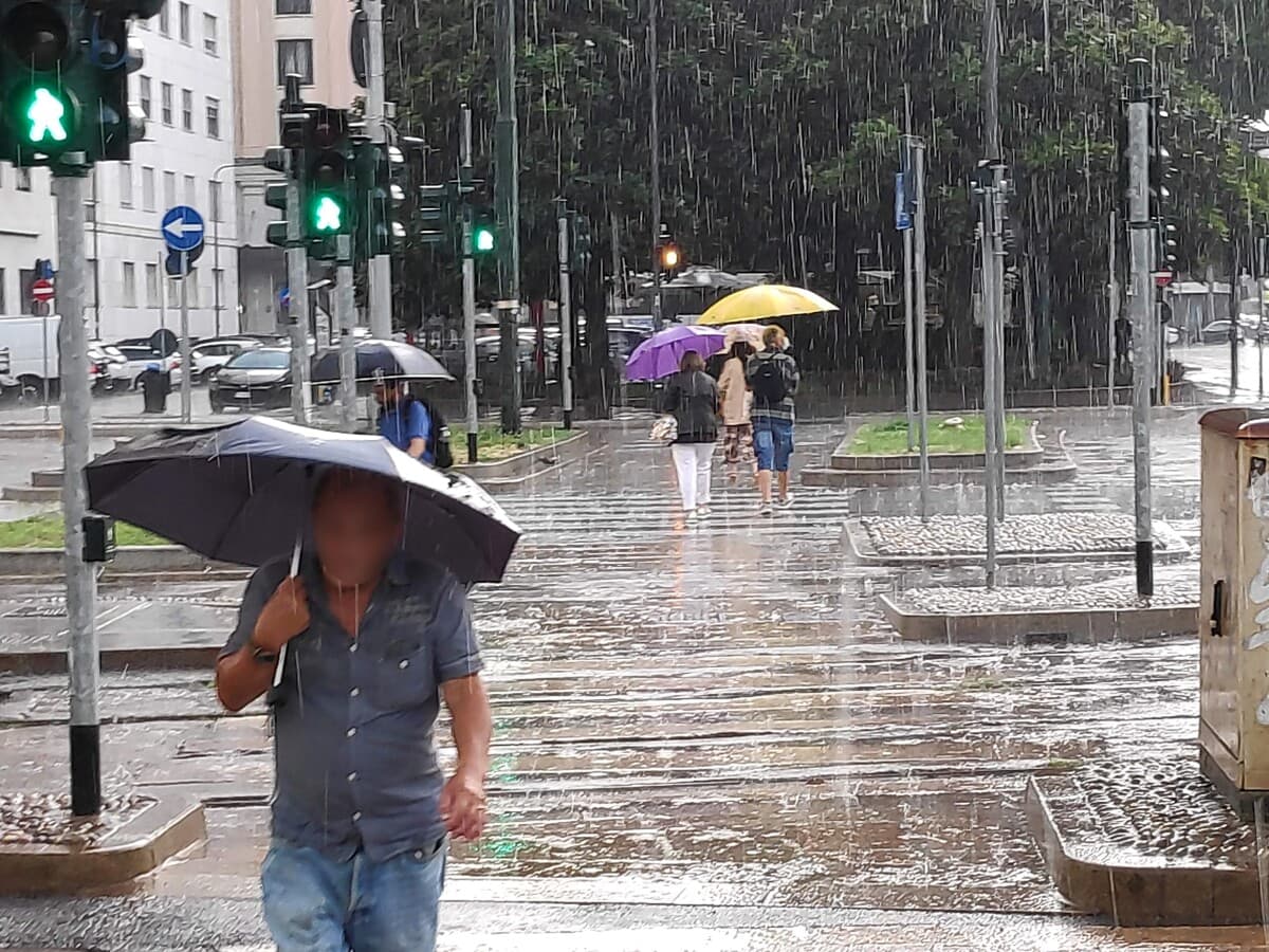 Notti tropicali e picchi di 40 gradi a Milano: la tregua è vicina, ma fa paura il rischio nubifragi. Le previsioni