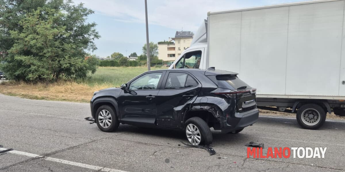 Senza patente, ubriaco e su un'auto rubata sperona la polizia locale: l'inseguimento da film alle porte di Milano