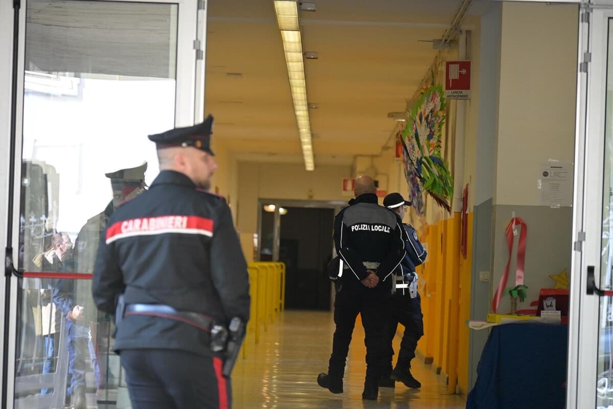 Omicidio a Milano: aggredisce i coinquilini, viene immobilizzato e soffocato con uno straccio. Muore in ospedale