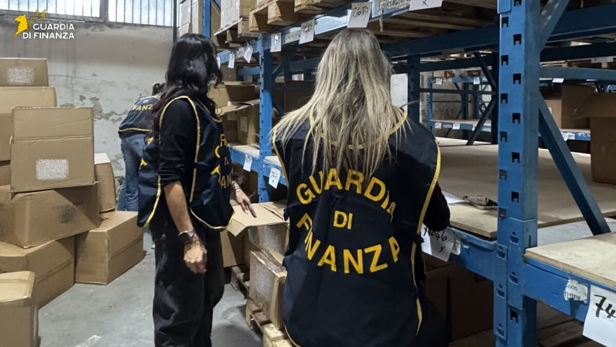Migliaia di addobbi di Halloween pronti per la vendita, ma sono fuorilegge: maxi blitz tra Milano e la Brianza