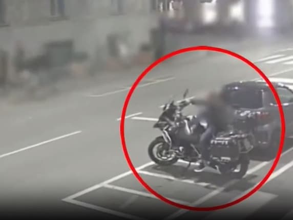 Milano, arrestati i «Bonnie e Clyde» dei furti di moto di lusso in centro: coppia ai domiciliari con braccialetto elettronico