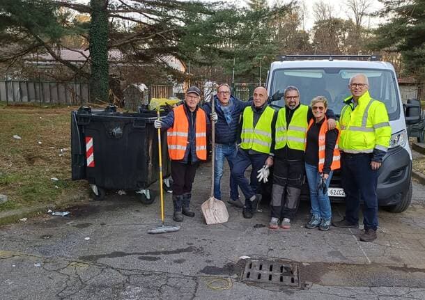 Vergiate - Volontari in azione a Vergiate sulla SP47: pulito un tratto della strada -  - Varese News
