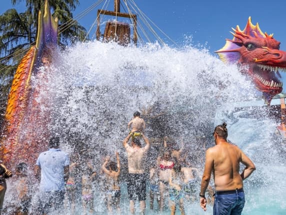 Milano, dove andare per una gita al parco acquatico tra scivoli e spettacoli: le idee per una fuga dalla città con i bambini