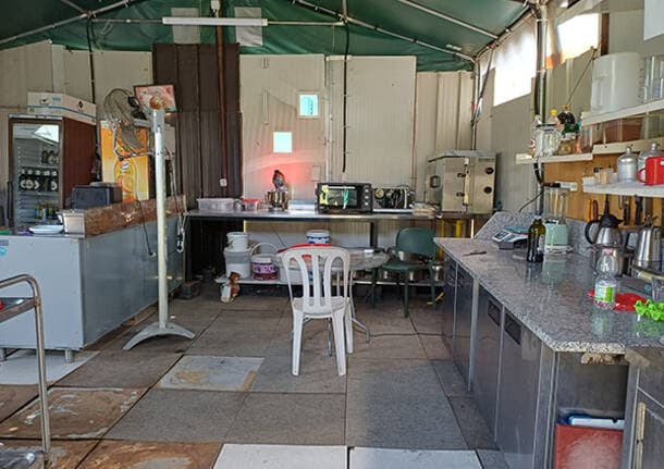 Monza - Scoperta a Monza un’area abusiva per feste pubblicizzata su TikTok: sequestrati cucina, piscine e allacci illegali - Archivio - Varese News