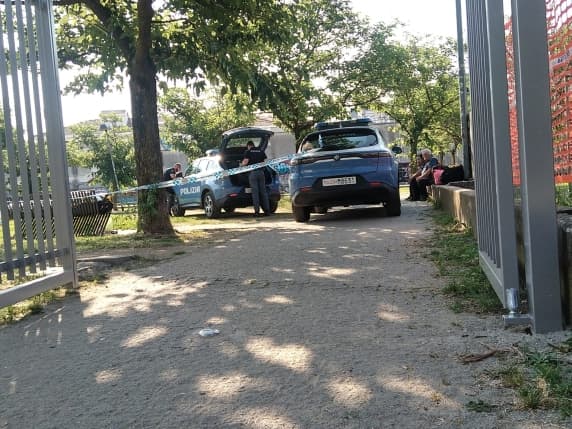 Monza, senzatetto 57enne trovato morto ai giardini pubblici: era conosciuto nella zona. «Tra le cause anche l'ondata di caldo»