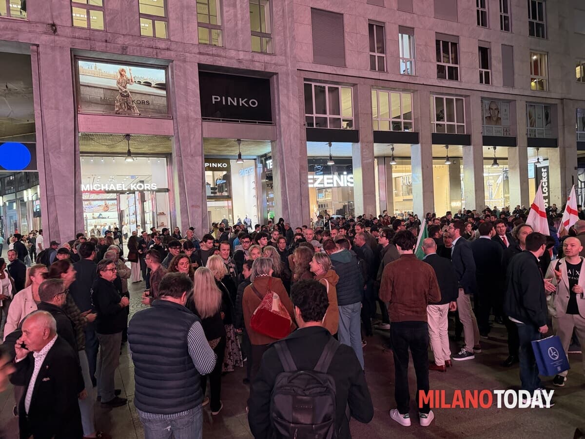 Presidio di centrodestra a Milano, spuntano i contestatori: insulti e momenti di tensione in centro