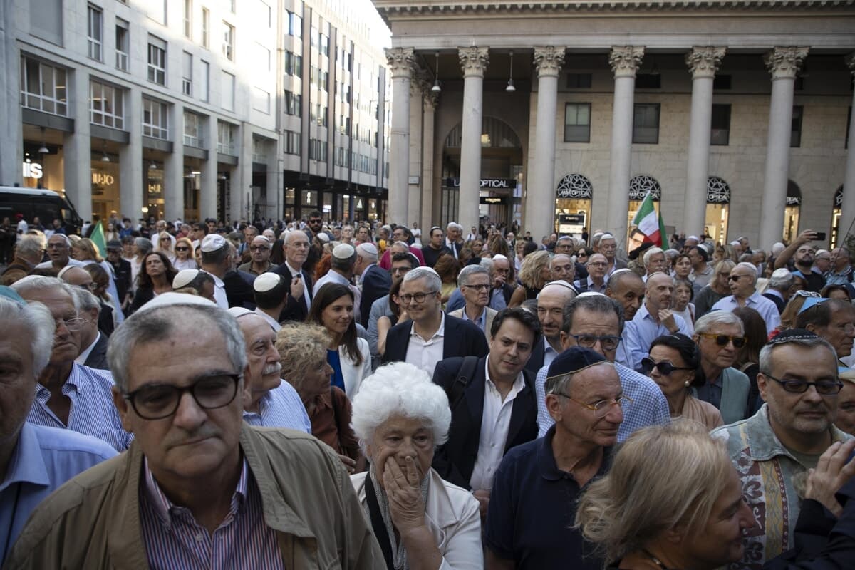 La piazza di Milano per il rabbino aggredito: “Il Pd voti la legge sull'antisemitismo, Avs fa come i neofascisti"
