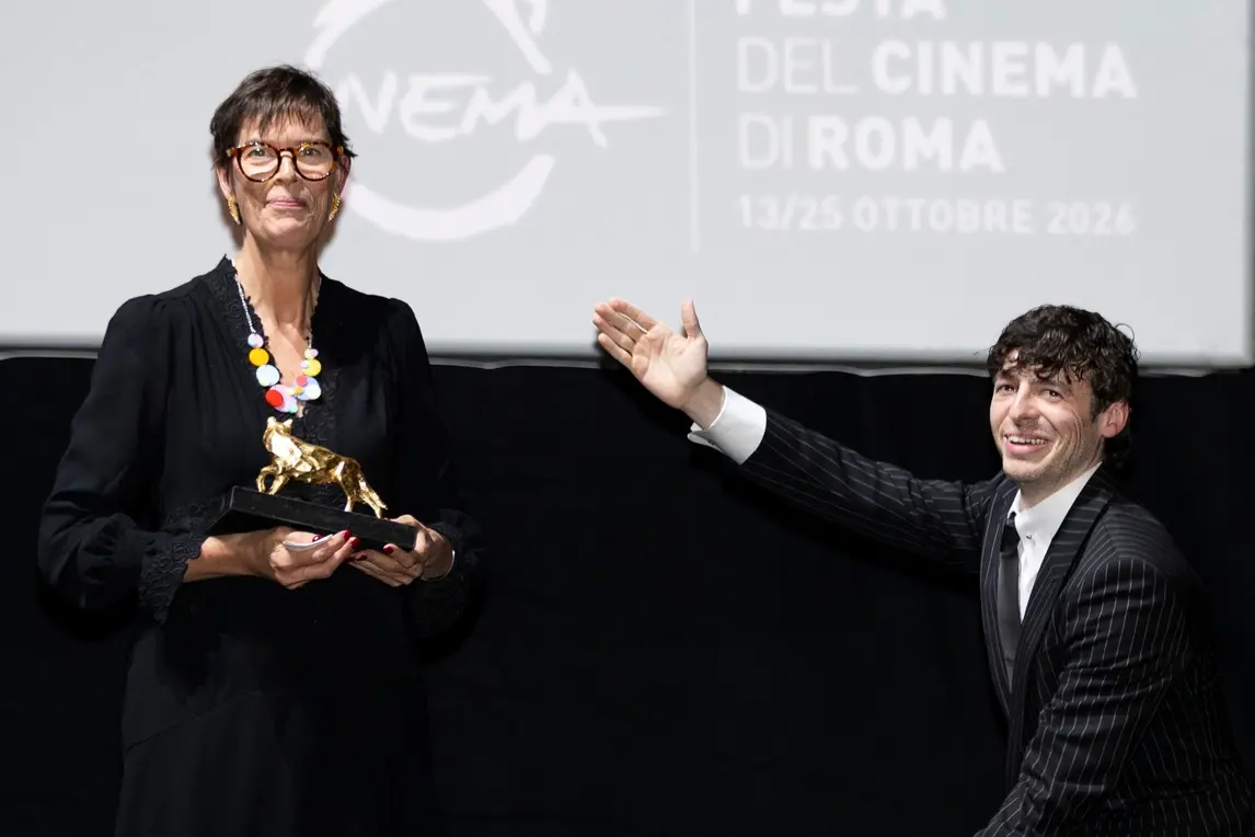 Roma 2026: Clio Barnard trionfa alla Festa del Cinema, premiati anche Smutniak e Pierobon