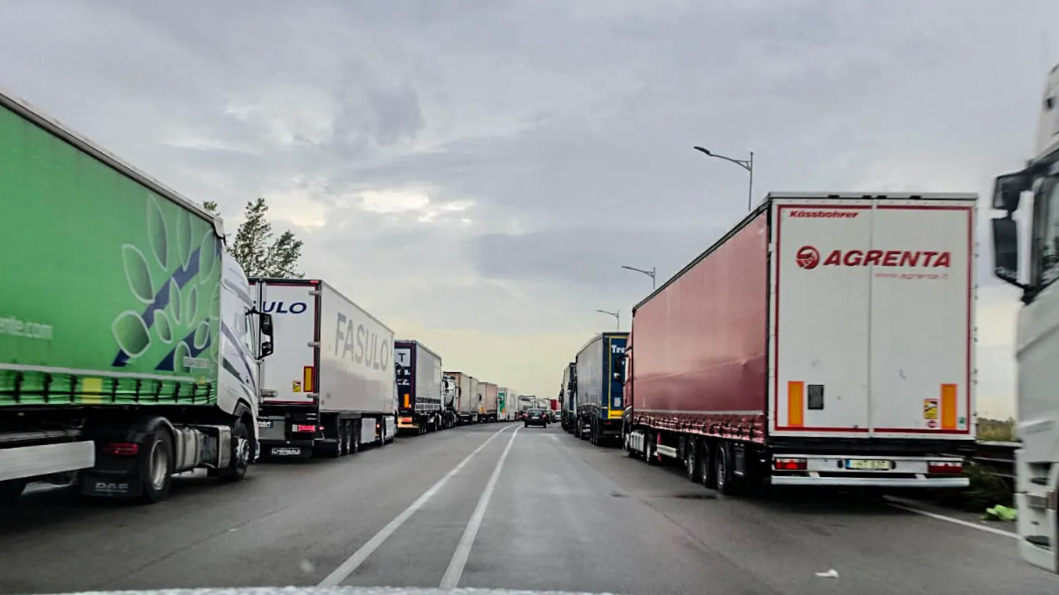 Crotone, finisce il blocco dei Tir sulla Statale 106: autotrasportatori pronti a ripartire con le proteste