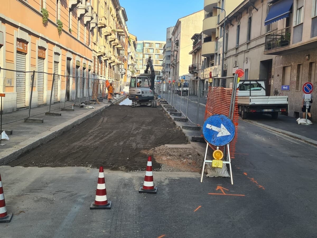 Milano raddoppia i fondi per buche e asfalti: arrivano i cantieri con il sistema “ferro da stiro”