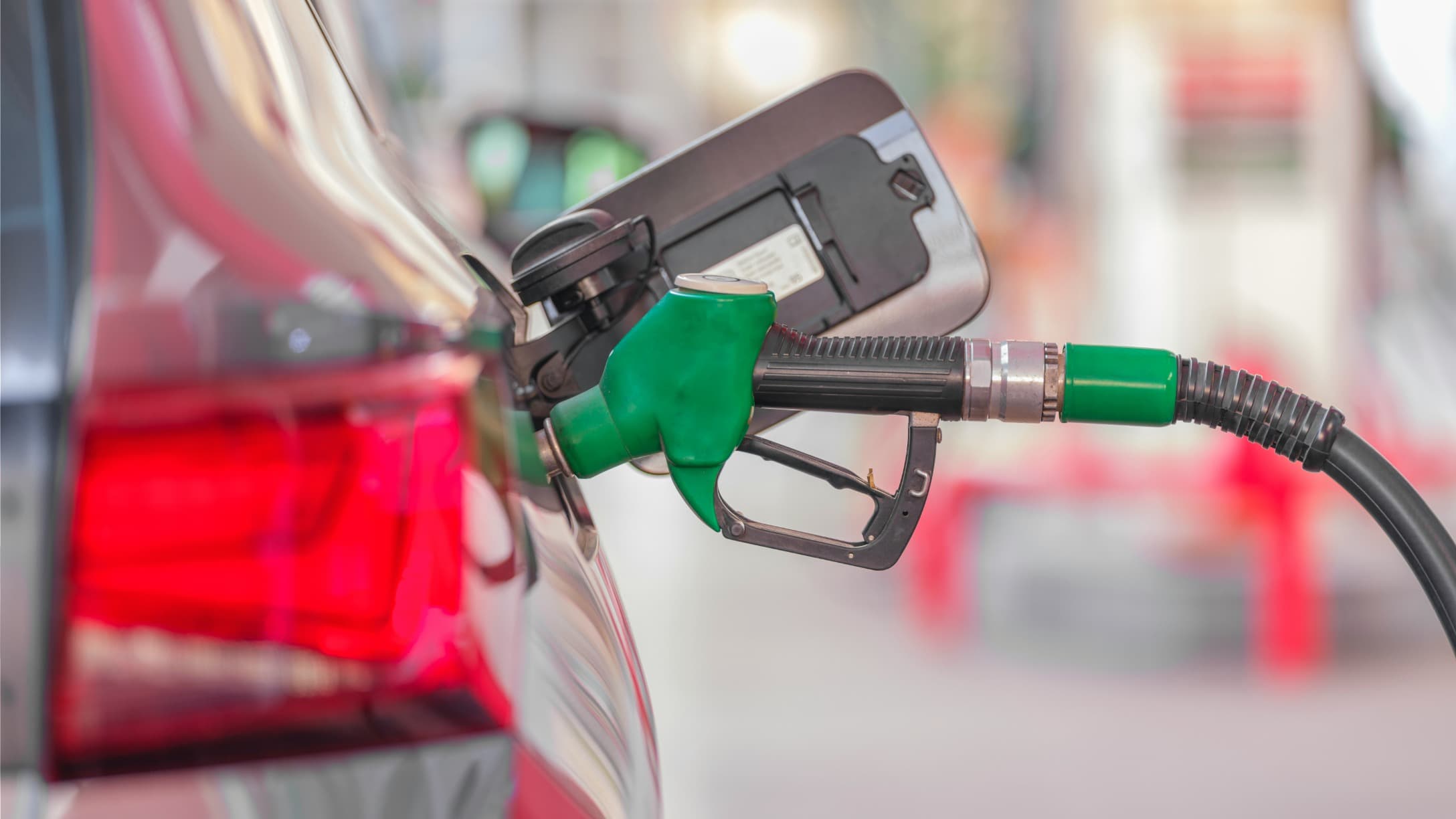 Prezzi dei carburanti in aumento: il governo considera il ritorno delle accise flessibili