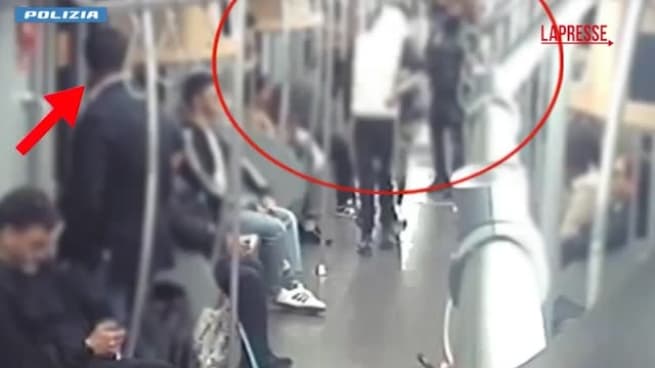 Seguono un 52enne in metro, lo aggrediscono e gli rubano l'orologio: il video del pedinamento alla stazione "Montenapoleone" a Milano