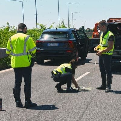 Bergamo, caduta dopo calcio a Suv: morto il 21enne. Un testimone: «Investito da un’altra auto»