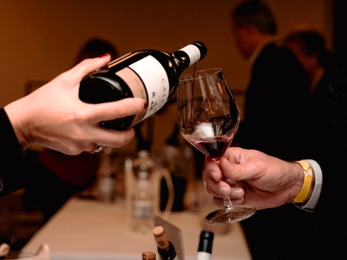 Una serata senza telefono nel cuore di Brera: l'evento tra vino e chiacchiere offline