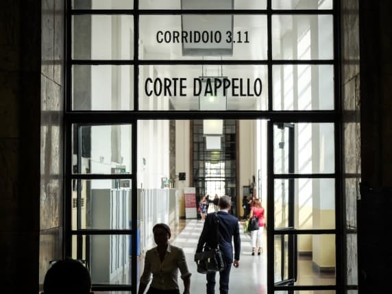 Milano, «voleva dirottare ai clan soldi confiscati»: autista dei gip indagato, stava per trasferire 980 mila euro del Fondo unico di giustizia