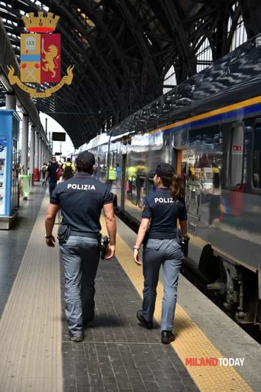 Aiutano una passeggera con la valigia sul treno ad alta velocità, poi le rubano i soldi