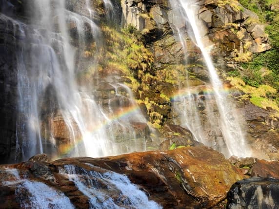 Dove fare il bagno in Lombardia? Laghi, lidi e cascate, ecco gli indirizzi per una giornata (come) al mare a un'ora da Milano