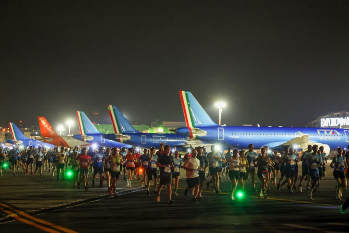 In 3mila alla corsa notturna a Linate, tra aerei parcheggiati e piste illuminate