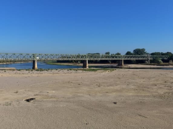 Siccità in Lombardia, sul Ticino si fermano le barche a motore: «Poco fondo, finiamo sull'erba». Nel Po riappare un villaggio sommerso nel 1808