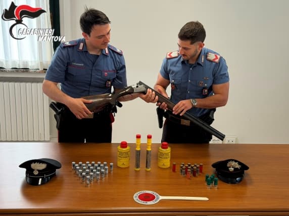 Mantova, colpi di fucile e razzi luminosi contro la casa del vicino per la festa «troppo rumorosa». Denunciati un 92enne e il figlio di 63