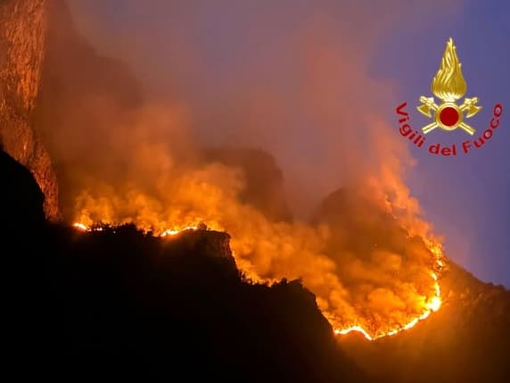 Lecco, il monte Moregallo riprende a bruciare: canadair in azione. Si teme l'effetto «spotting»