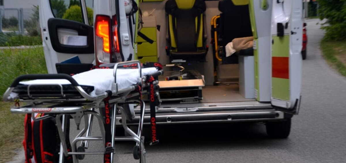Incidente alle porte di Milano, perde il controllo della bici e si accascia al suolo: gravissimo