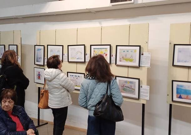 Castronno - “Nei disegni dei bimbi non c’è odio: sono piccoli eroi”. Marilina Castiglioni racconta Gaza con l’arte -  - Varese News