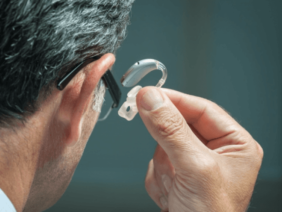 La trappola dell'udito con protesi a prezzo variabile