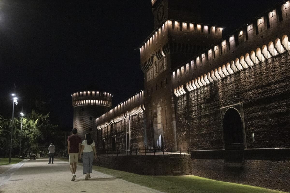 Un fulmine manda KO l'antincendio del Castello Sforzesco: il Comune ingaggia vigilantes per le ronde notturne