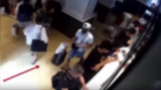 Milano, così la coppia di ladri ruba il trolley alla turista seduta a un tavolino in Stazione Centrale