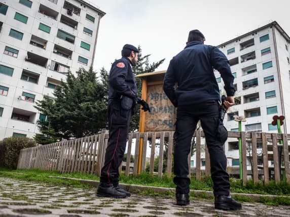 Cremona, uccide i suoi cani con una carabina e li seppellisce in cortile: «Abbaiavano troppo». Denunciato 64enne