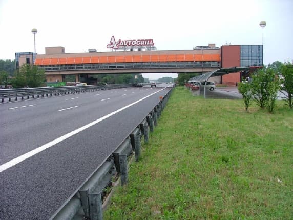 Pavia, una coppia di ladri ruba cinque orologi da un'auto ferma alla stazione di servizio: valore 6 mila euro. Ma una donna «detective» filma tutto e li fa arrestare